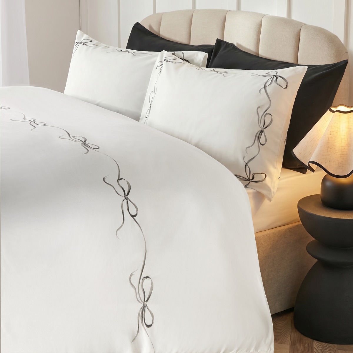 OHS Bow Border Bedding Set Microfibre Duvet Cover with Pillowcase in Black | Size: Double