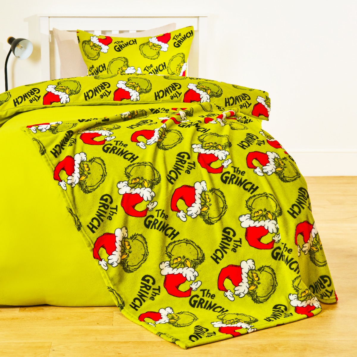 OHS The Grinch Printed Throw – Green