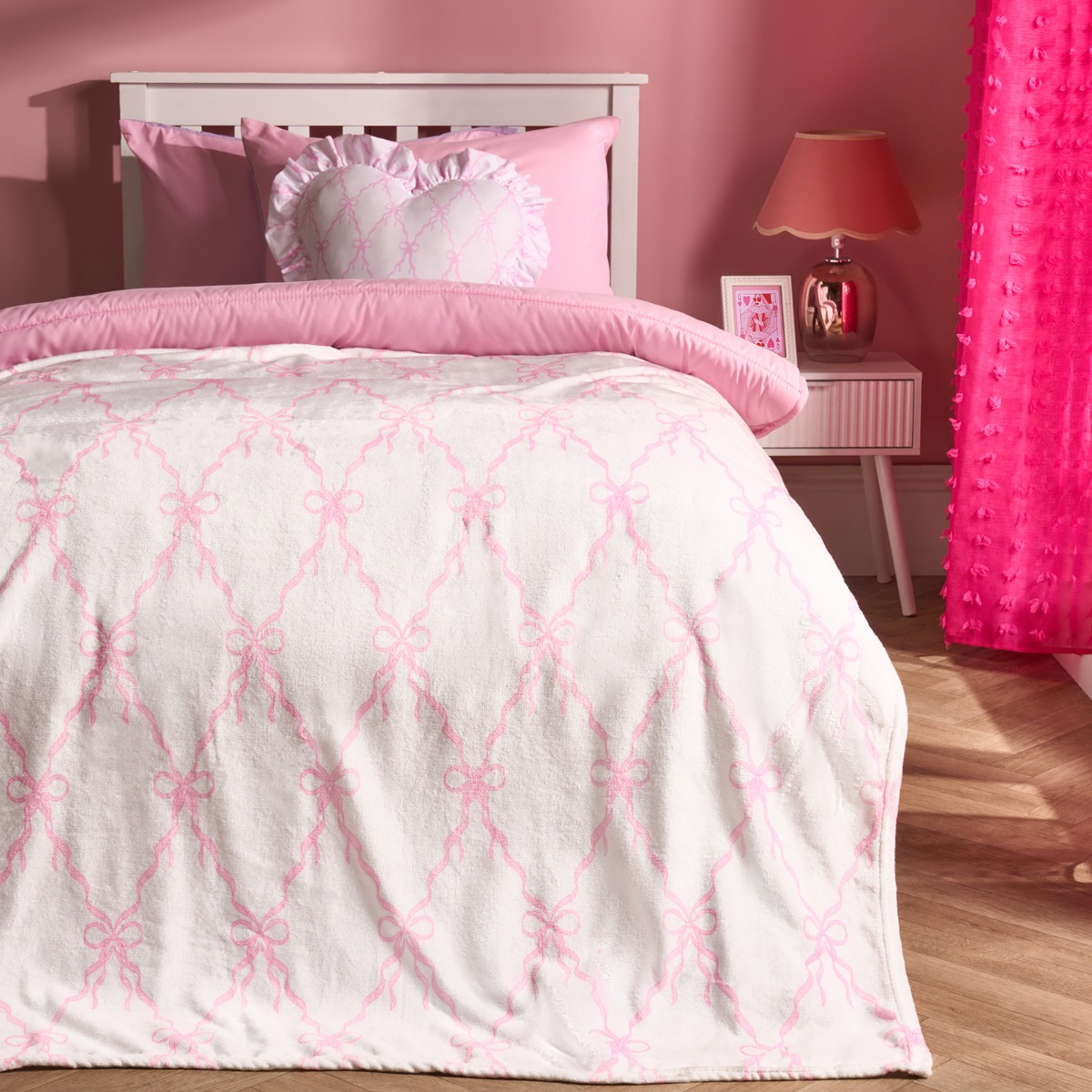 OHS Bow Print Ultra Soft Throw – White/Pink