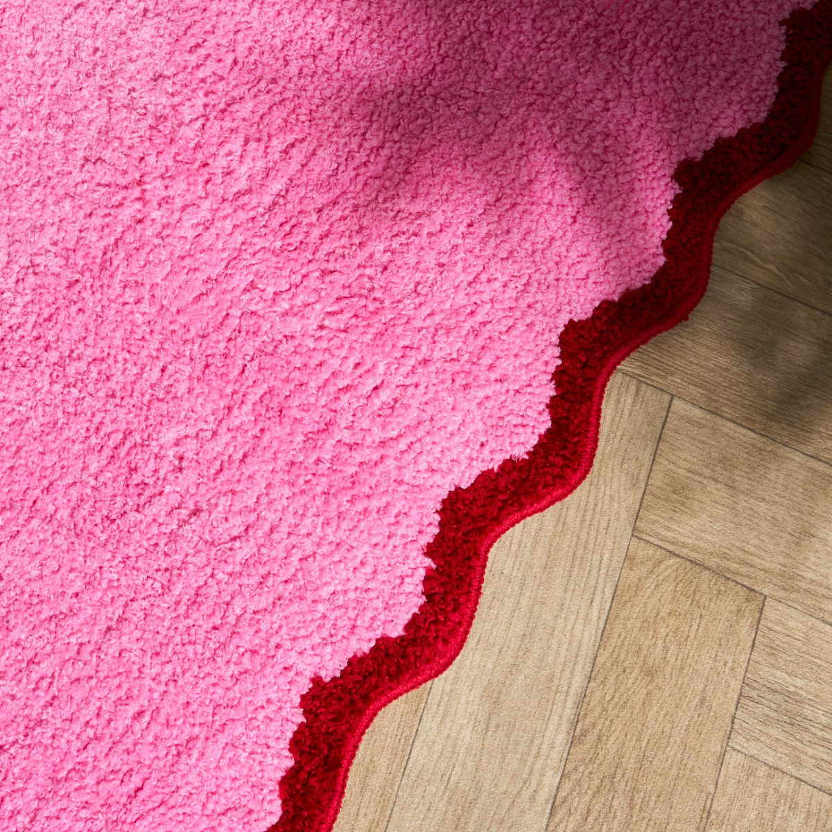 OHS Scallop Edge Tufted Bath Mat - Pink/Red>