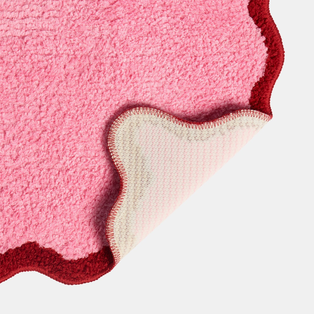 OHS Scallop Edge Tufted Bath Mat - Pink/Red>