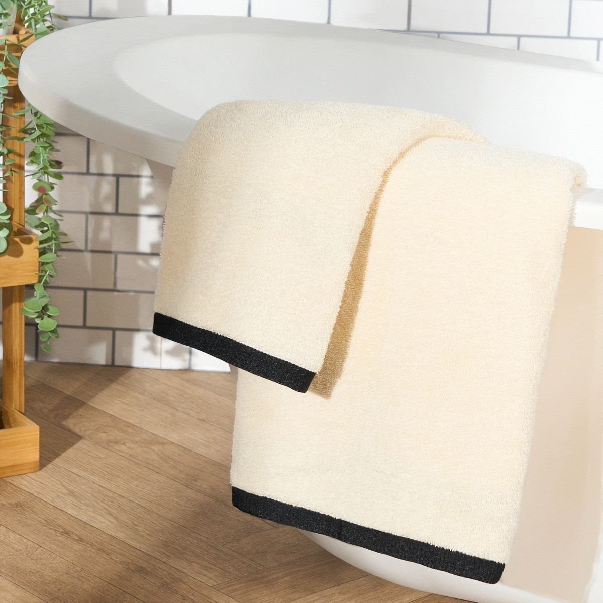 OHS 100% Cotton Border Trim Bath Towel - Cream/Black>