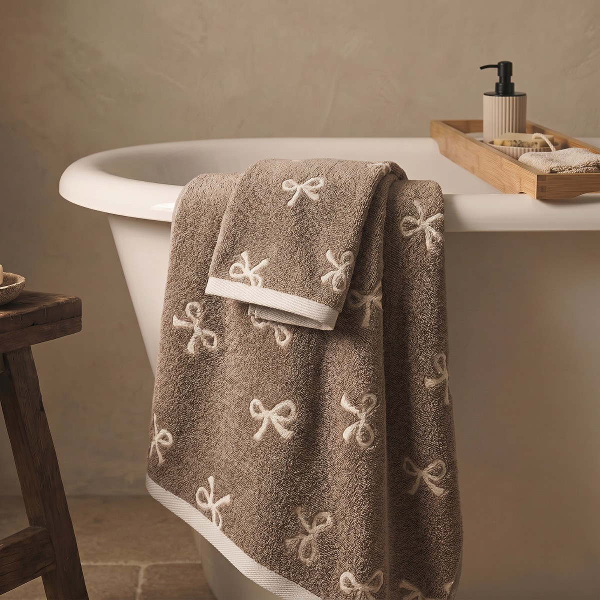 OHS 100% Cotton Bow Print Towel - Natural>