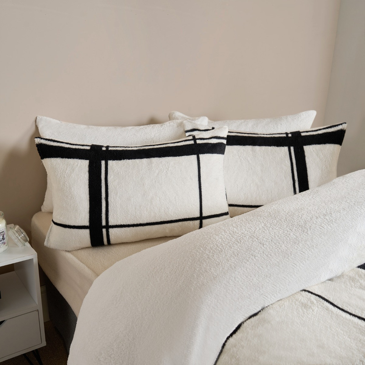 OHS Oakley Grid Teddy Duvet Set, Natural/Black - Double>