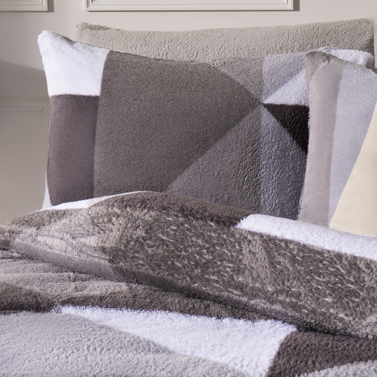 OHS Teddy Geometric Coverless 10.5 Duvet & Pillowcases - Grey>