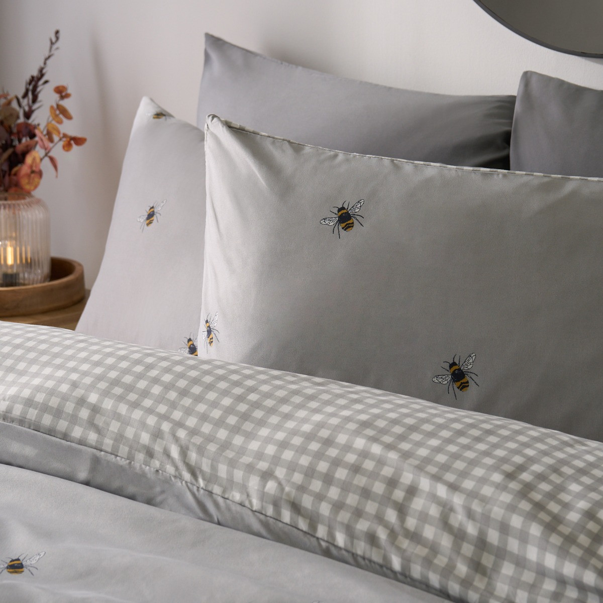 OHS Bee Print Reversible Gingham Duvet Cover Set, Grey - King >