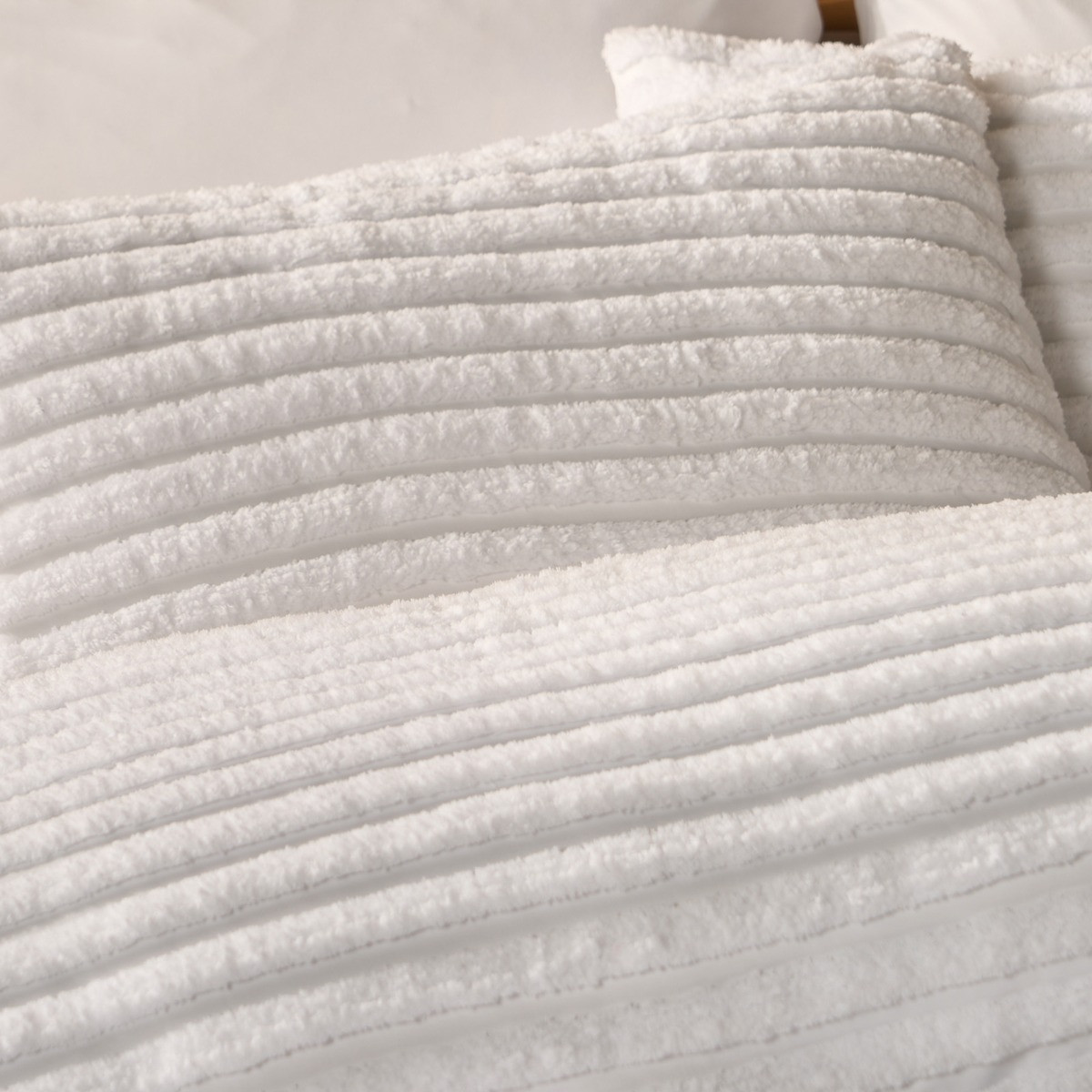 OHS Tufted Stripes Duvet Cover Set, White - King>