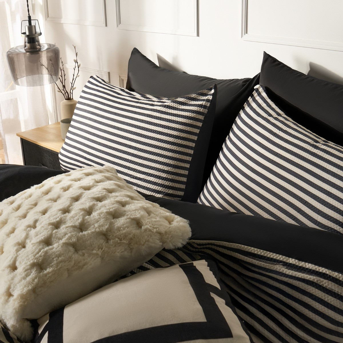 OHS Waffle Stripe Luxury Duvet Cover Set, Black/ Off White - Double>