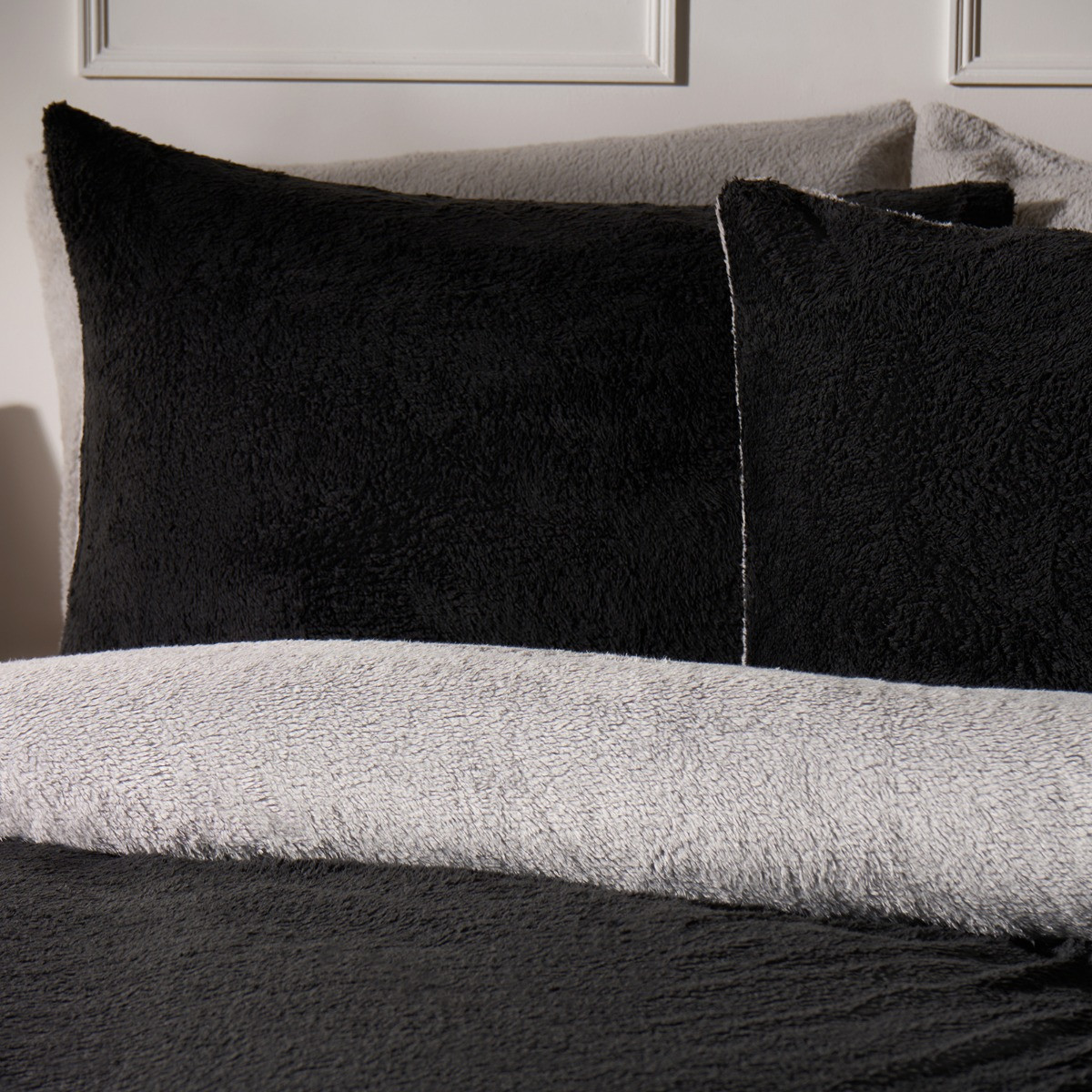 OHS Teddy Fleece Reversible Duvet Cover Set, Black/Natural - Single>