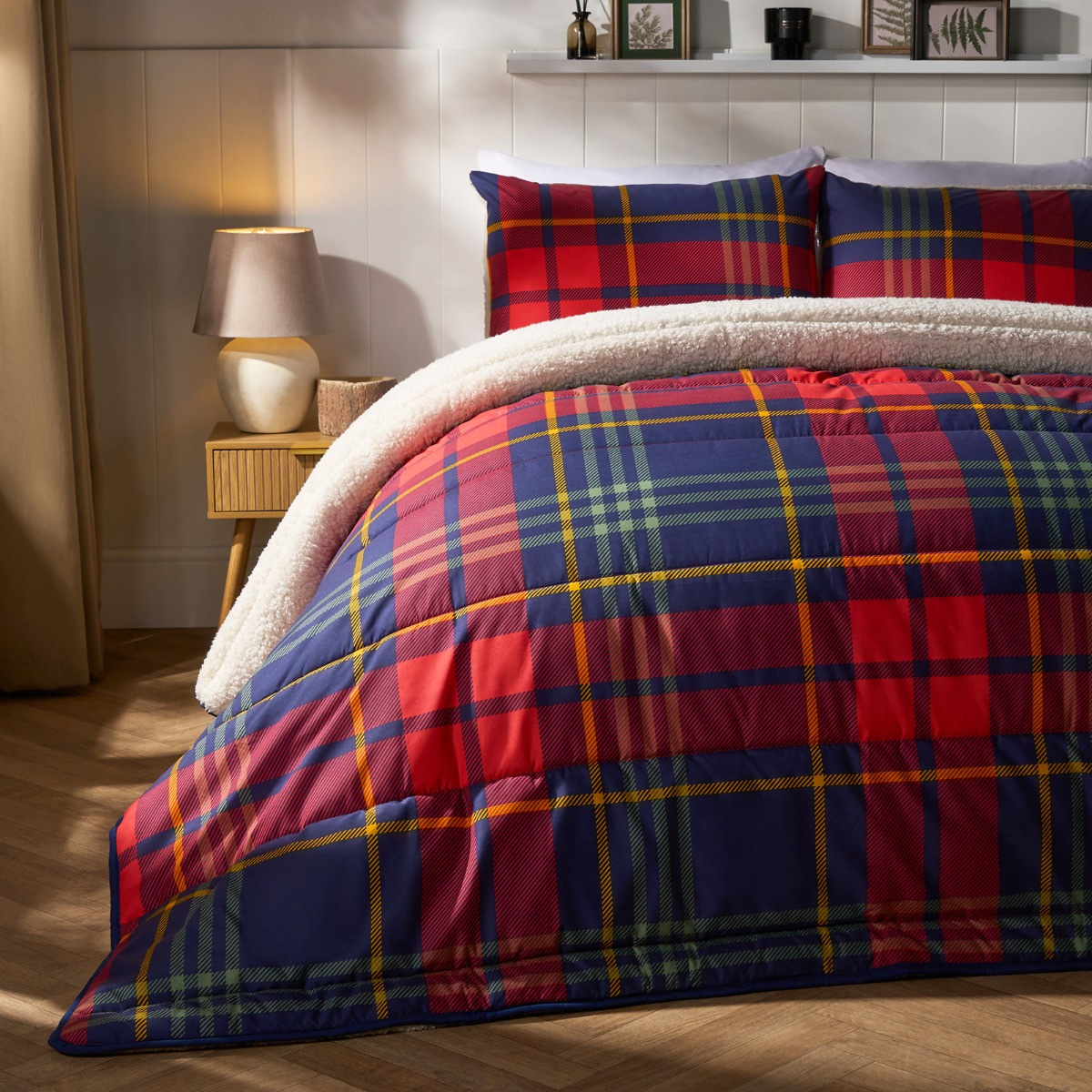 OHS Coverless Sherpa Reversible 10.5 Tog Duvet Set - Red/Navy>