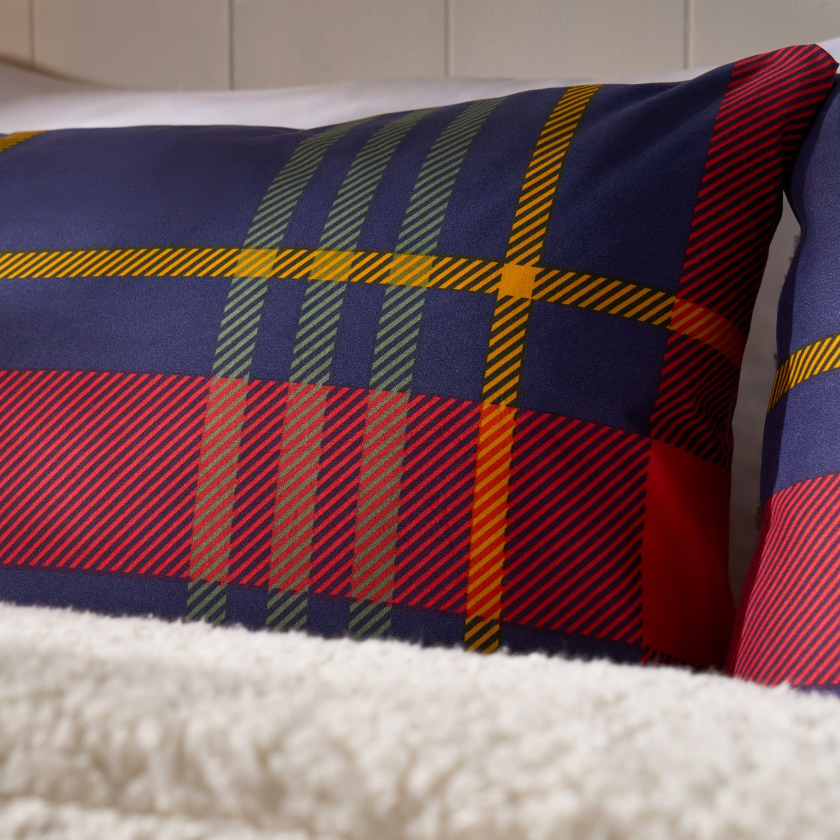 OHS Coverless Sherpa Reversible 10.5 Tog Duvet Set - Red/Navy>