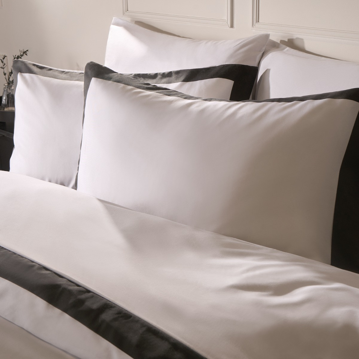 OHS Contrast Border Duvet Cover Set - White/Charcoal>
