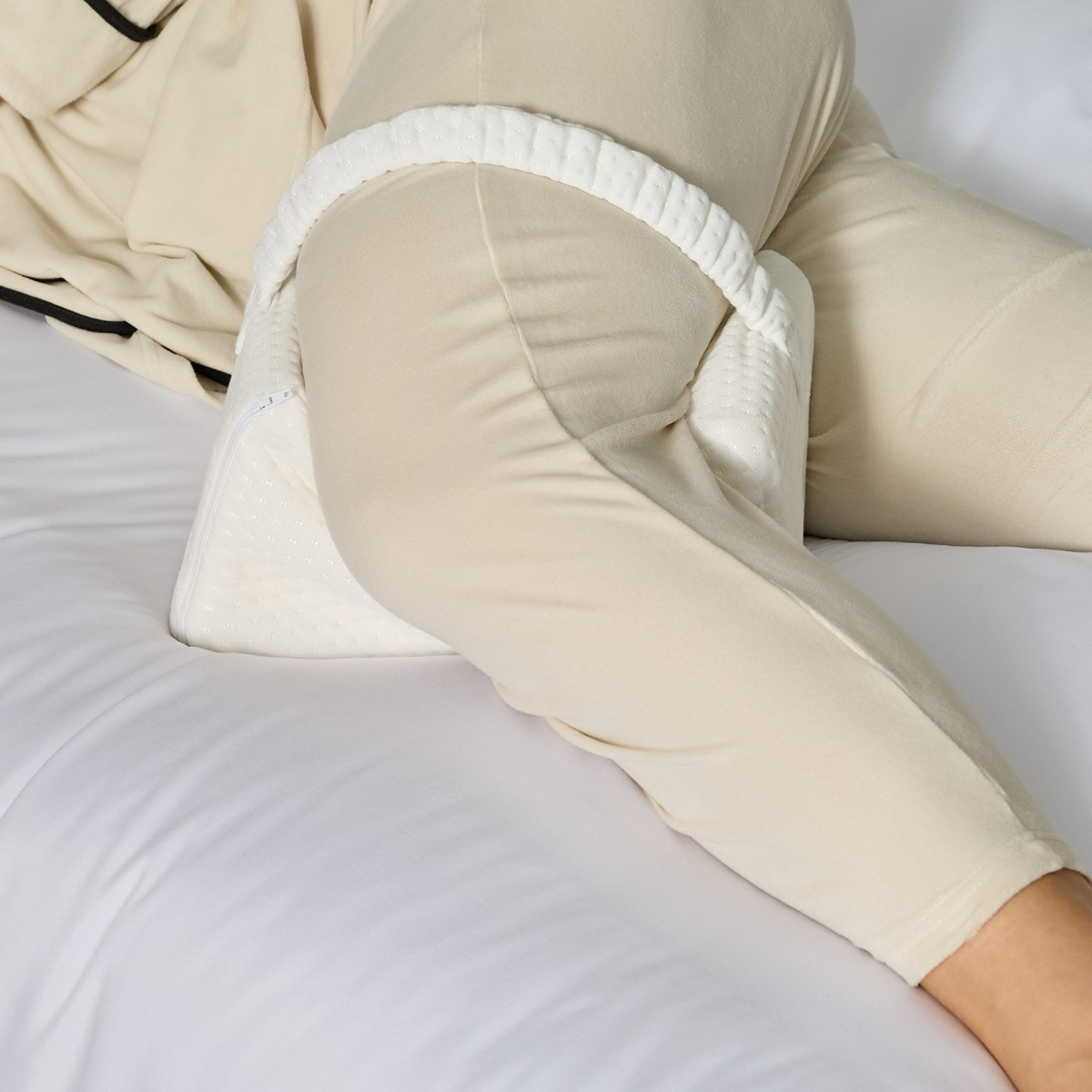 OHS Side Sleeper Wedge Knee Pillow - White>