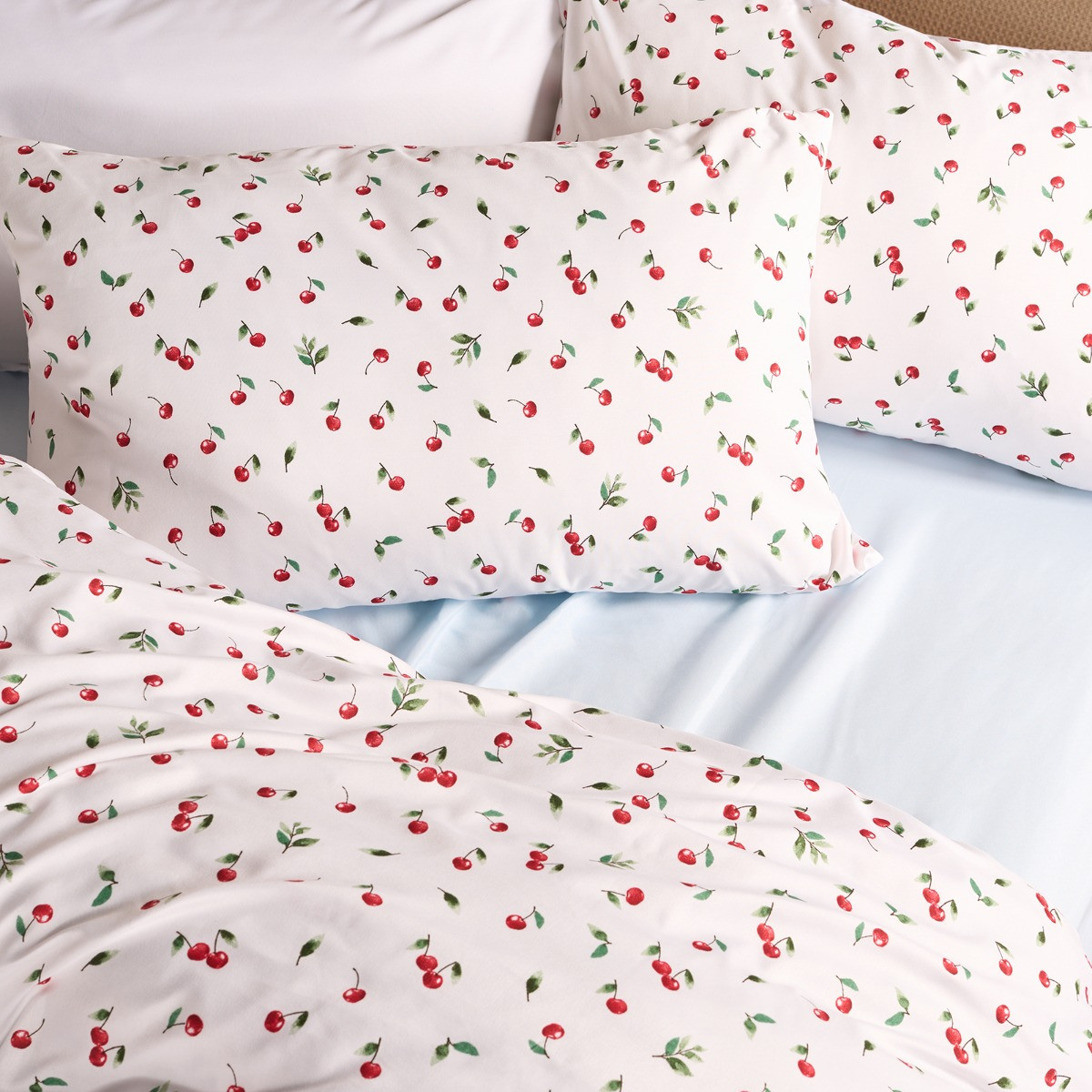OHS Ditsy Cherry Duvet Set, White/Red - Single>
