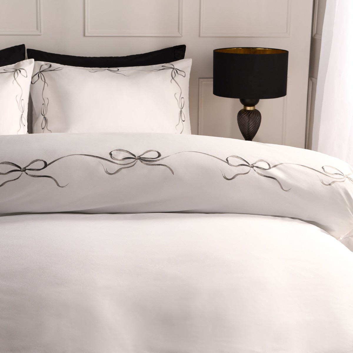 OHS Bow Border Duvet Cover Set - White/Black>