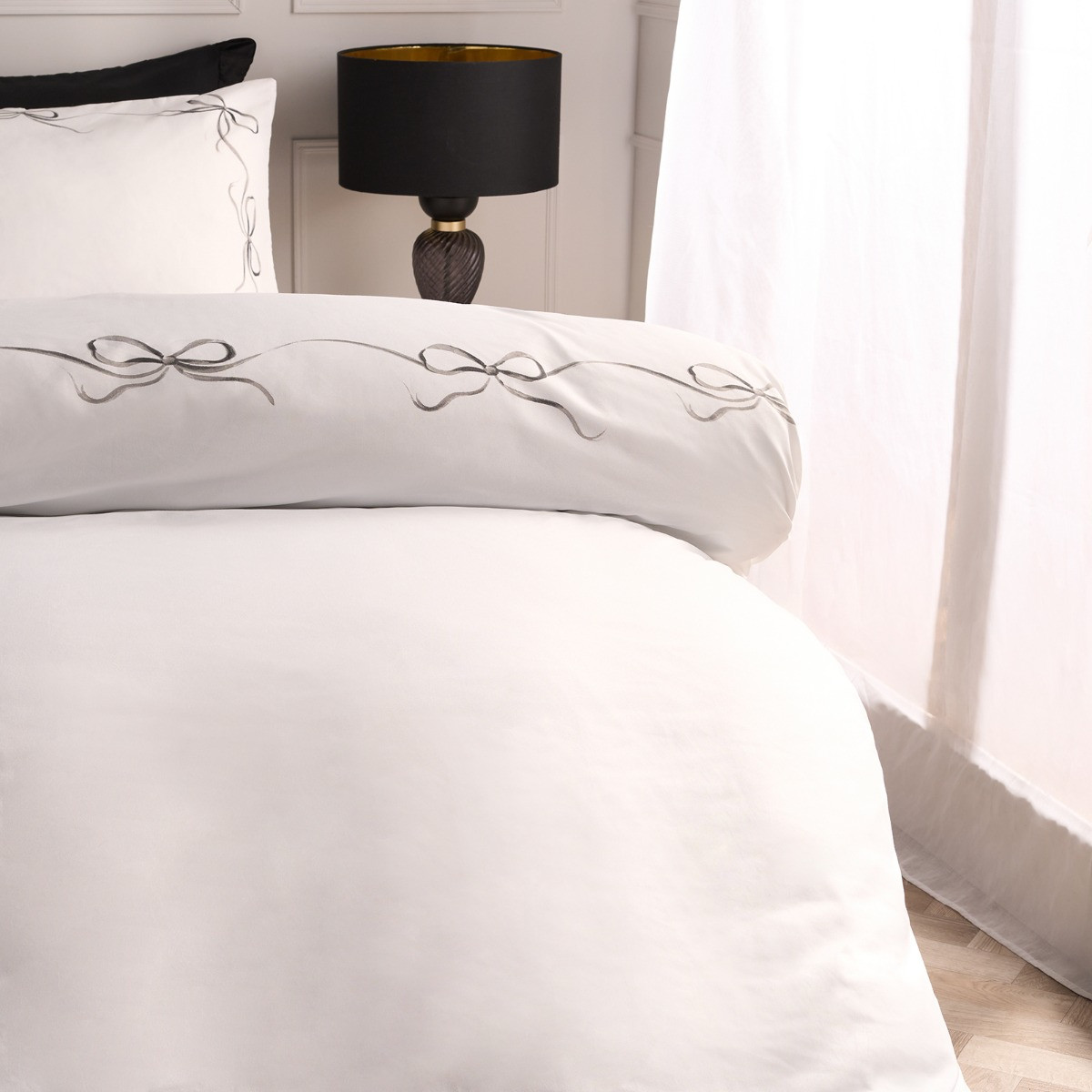 OHS Bow Border Duvet Cover Set - White/Black>