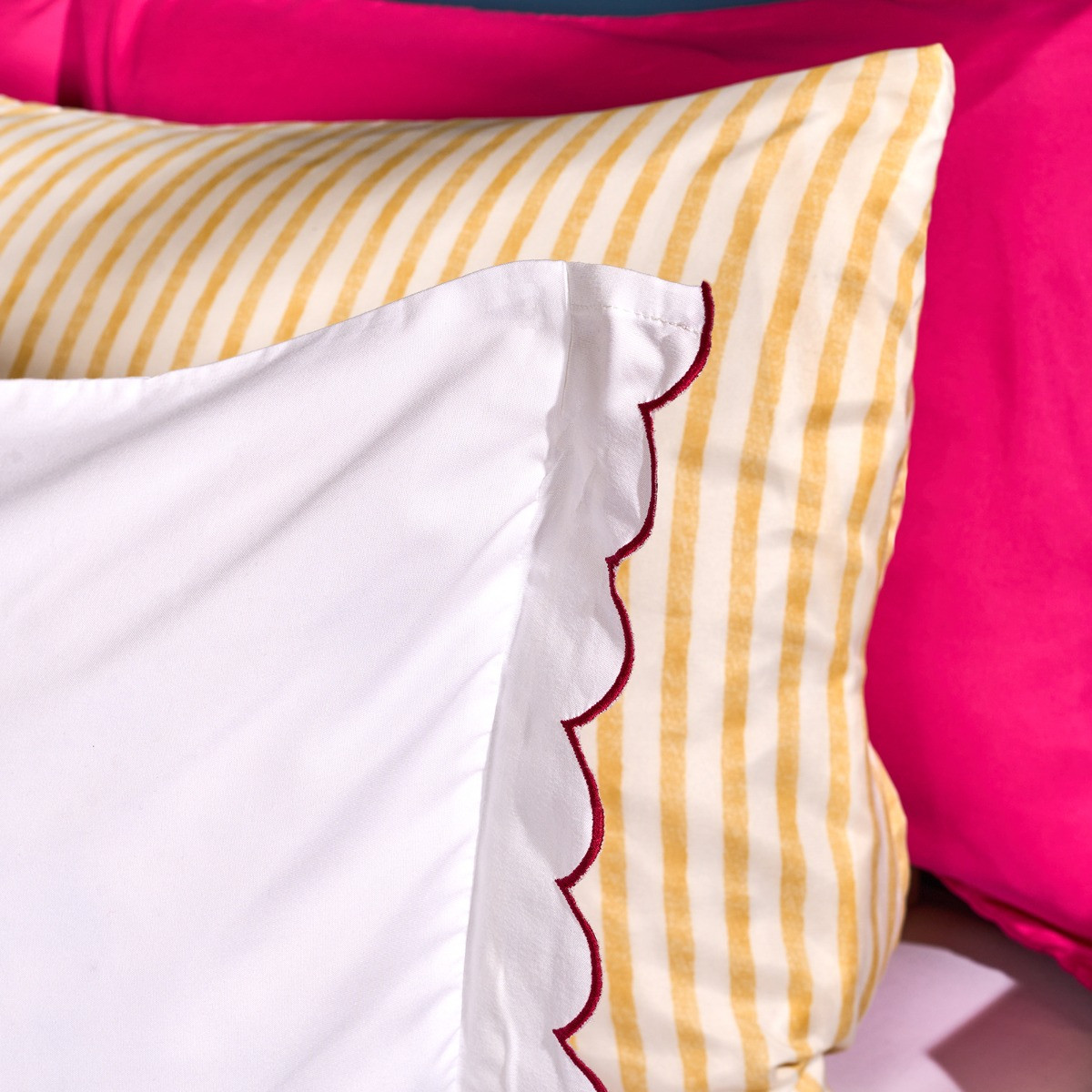 OHS Scallop Edge Contrast Duvet Cover Set, White/Hot Pink - Single>