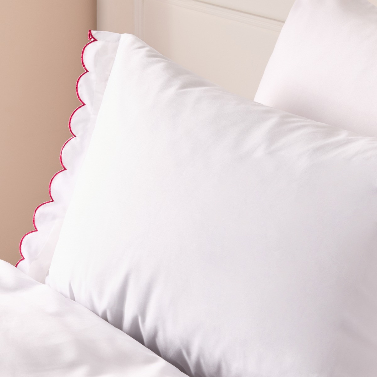 OHS Scallop Edge Contrast Duvet Cover Set - White/Hot Pink>