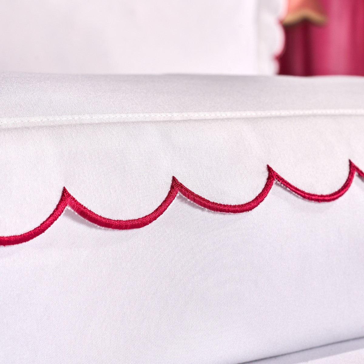 OHS Scallop Edge Contrast Duvet Cover Set, White/Hot Pink - Single>