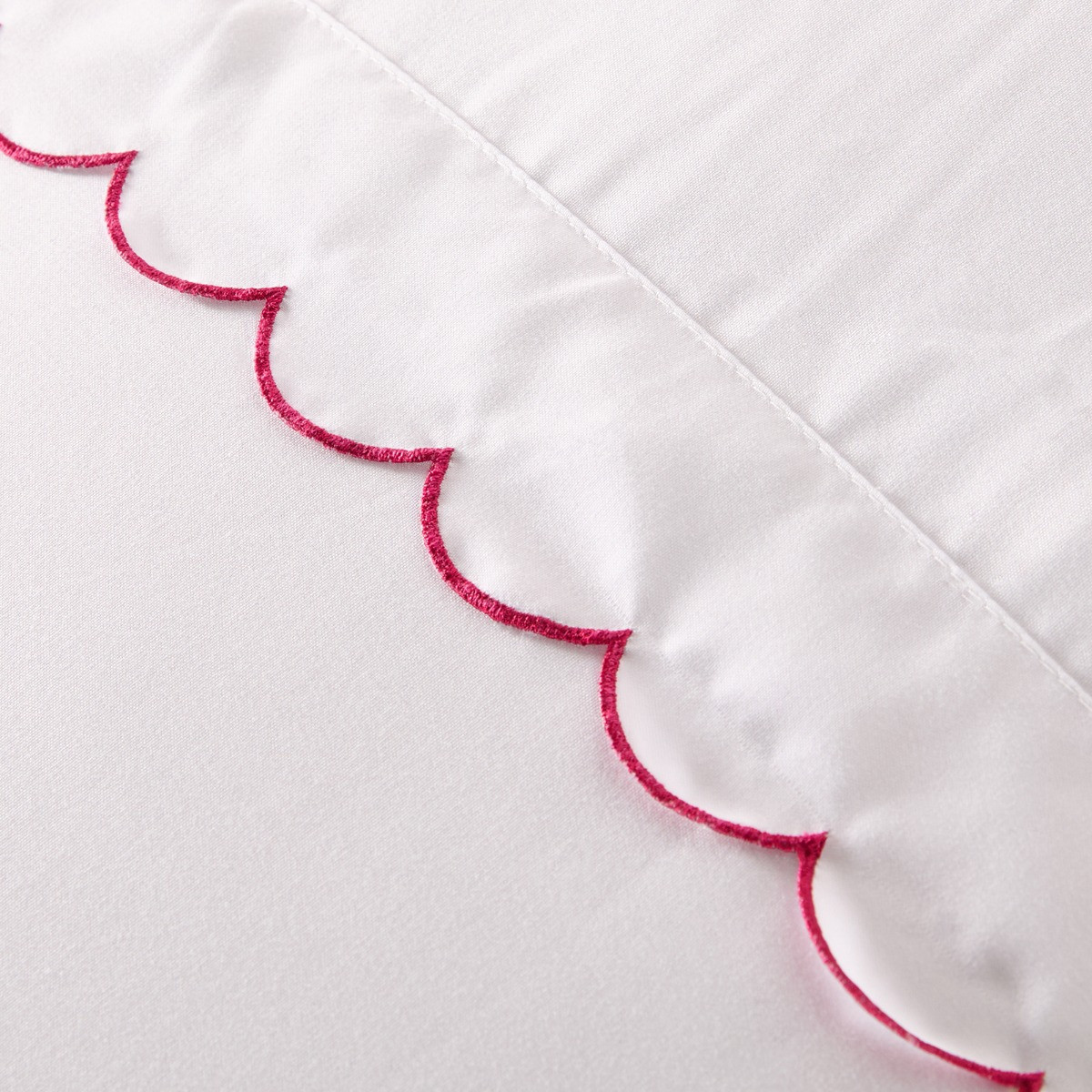 OHS Scallop Edge Contrast Duvet Cover Set, White/Hot Pink - Single>