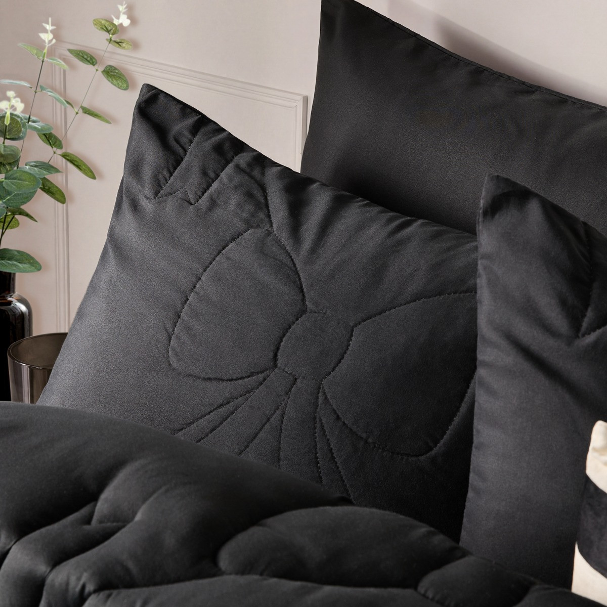 OHS Diamond Bow Quilted Coverless 7.5 Tog Duvet Set - Black>