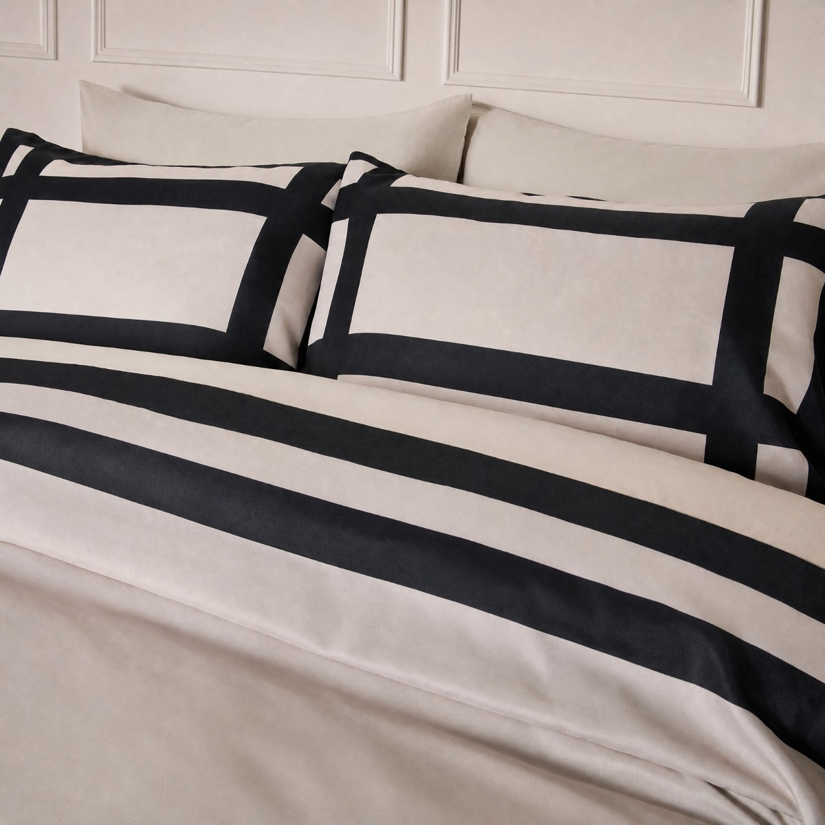 OHS Contrast Border Duvet Cover Set - Stone/Black>
