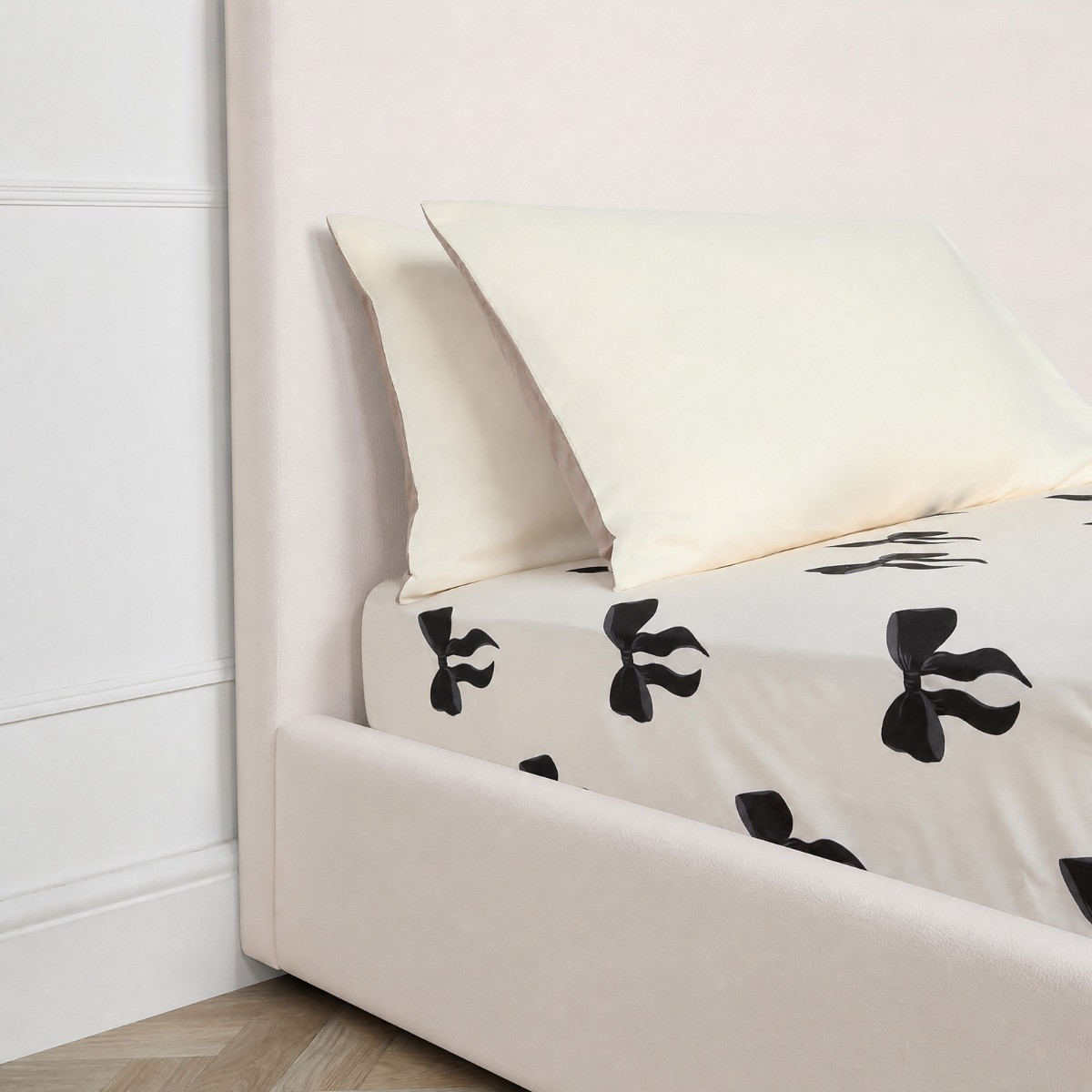 OHS Bows Print Fitted Sheet - Monochrome>