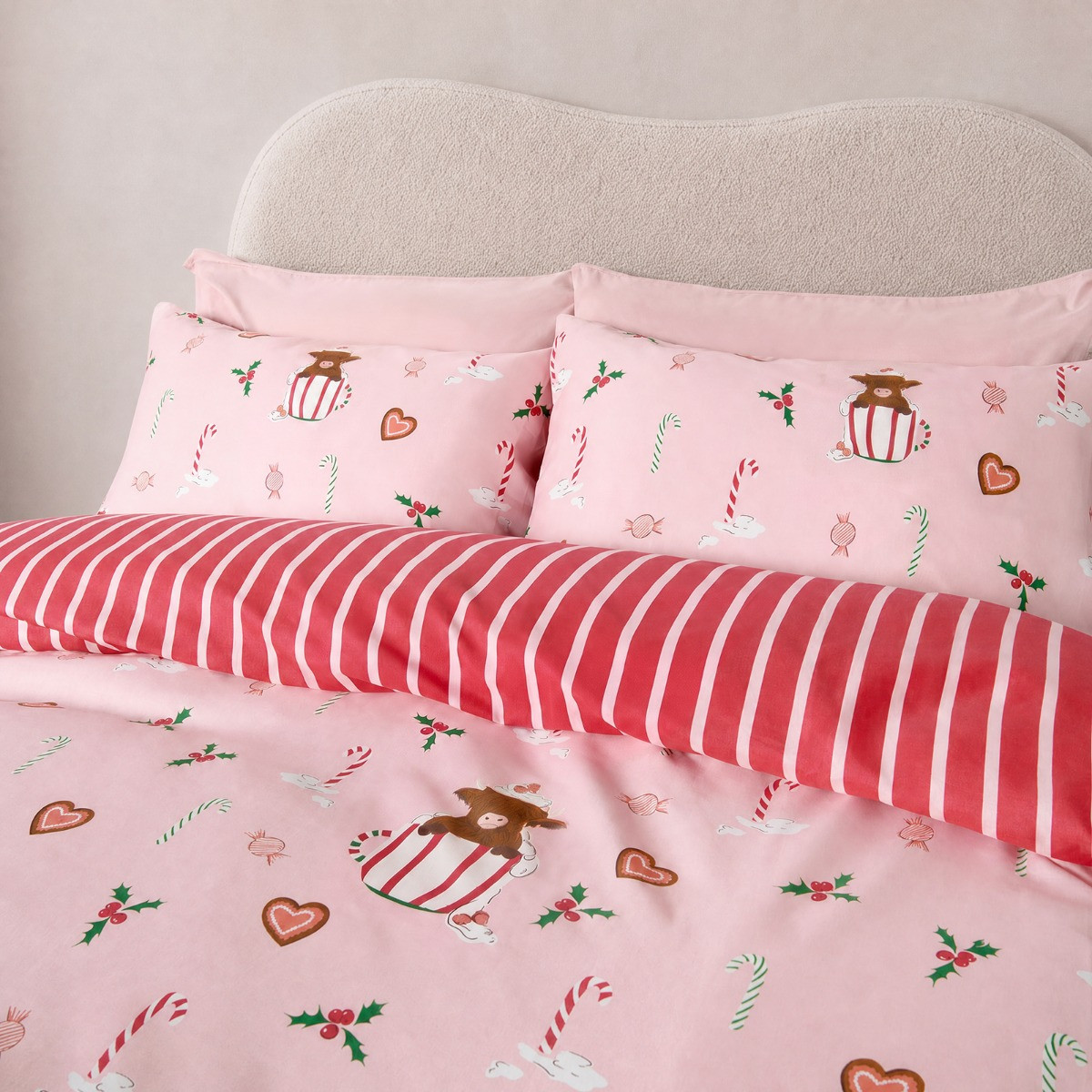 OHS Harry The Highland Cow Christmas Print Reversible Duvet Cover Set - Pink/Red>