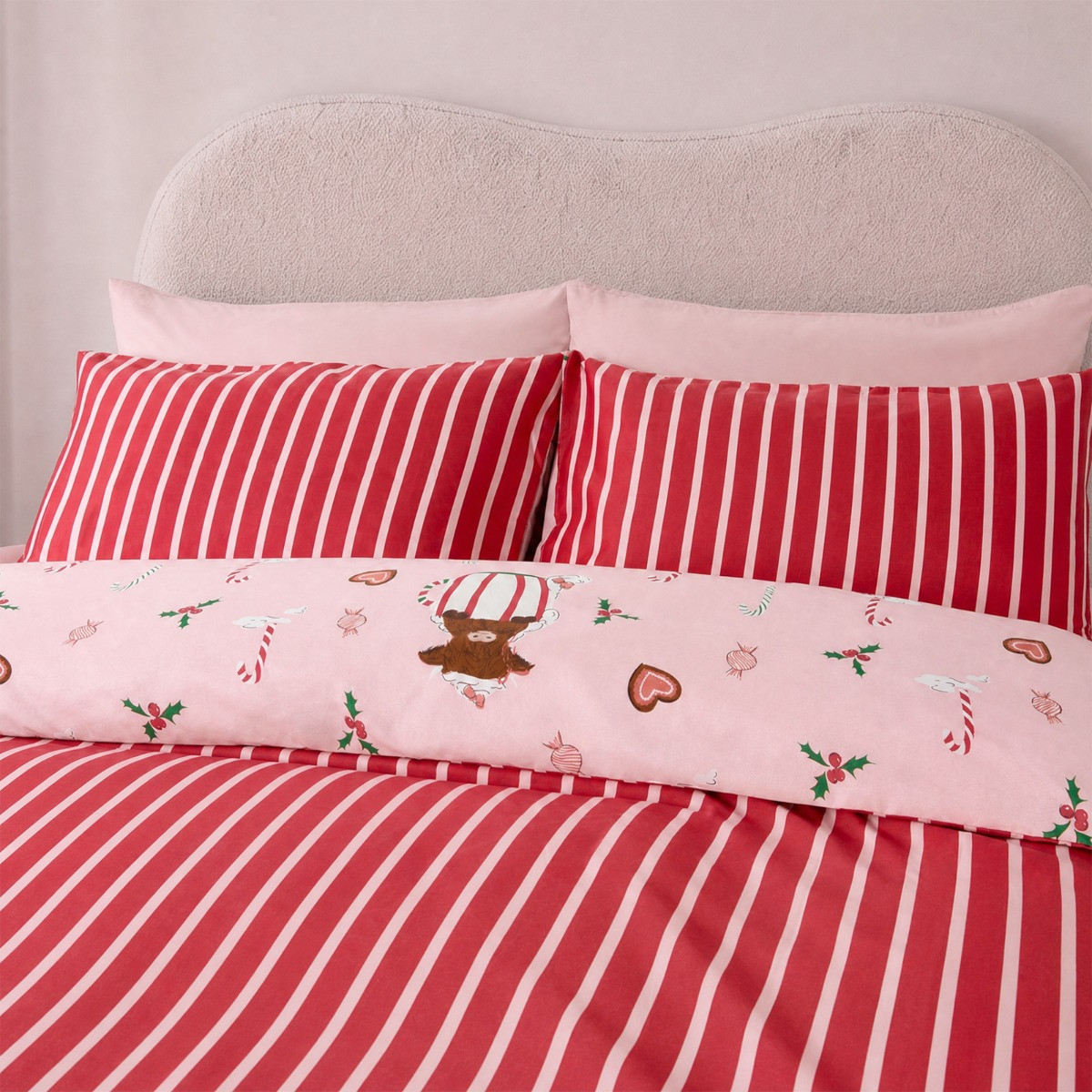 OHS Harry The Highland Cow Christmas Print Reversible Duvet Cover Set - Pink/Red>