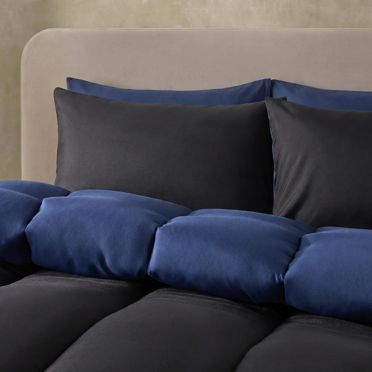 OHS Coverless 10.5 Tog Reversible Duvet Set - Black/Navy>