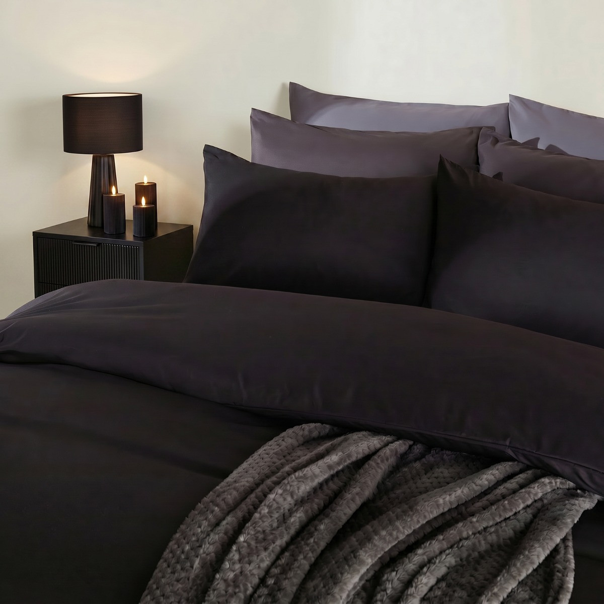 OHS Plain Duvet Cover Quilt with Pillowcases - Black, King>