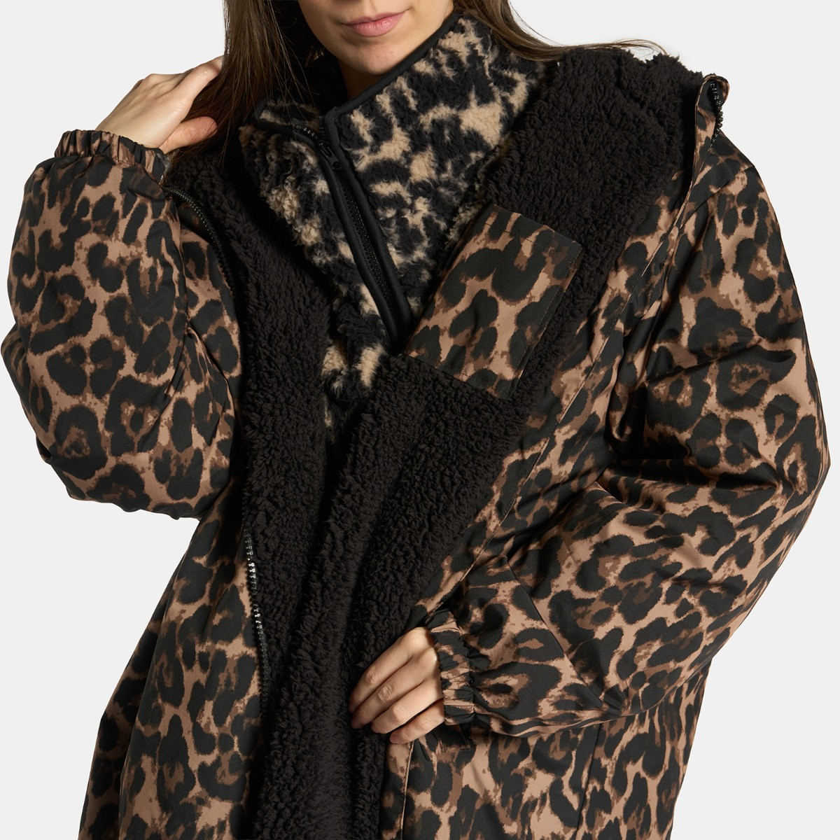 OHS Adults Water Resistant Leopard Print Sherpa Drying Robe, Natural - S/M>