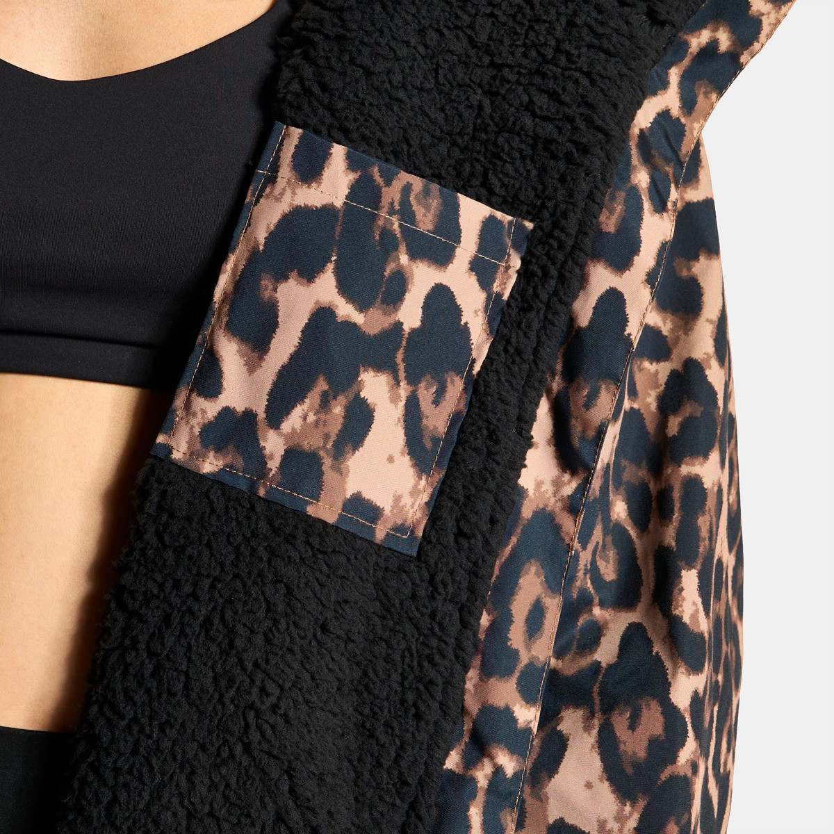 OHS Adults Water Resistant Leopard Print Sherpa Drying Robe, Natural - S/M>