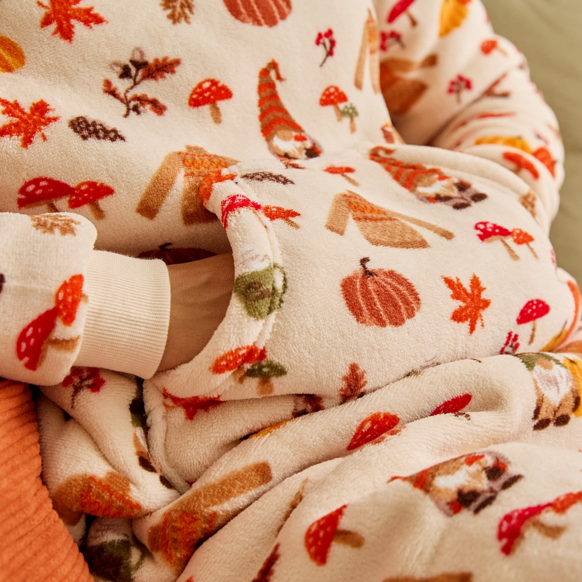 OHS Autumn Print Fleece Hoodie Pyjama Set, Beige - Small>