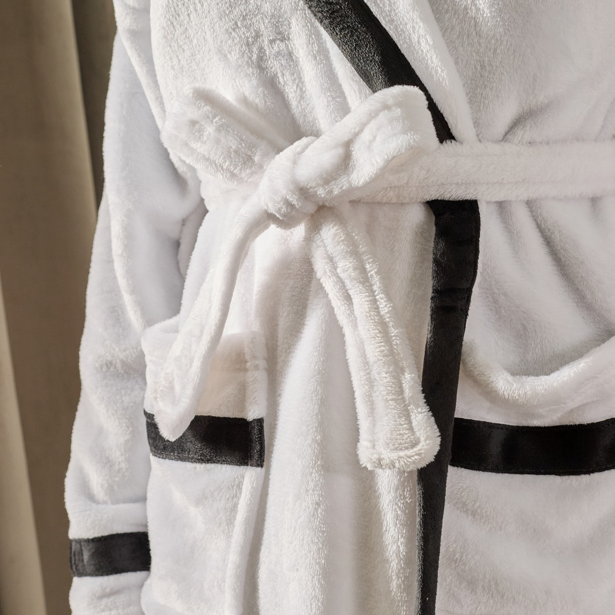 OHS Flannel Fleece Piped Edge Dressing Gown, Adults - White/Black>