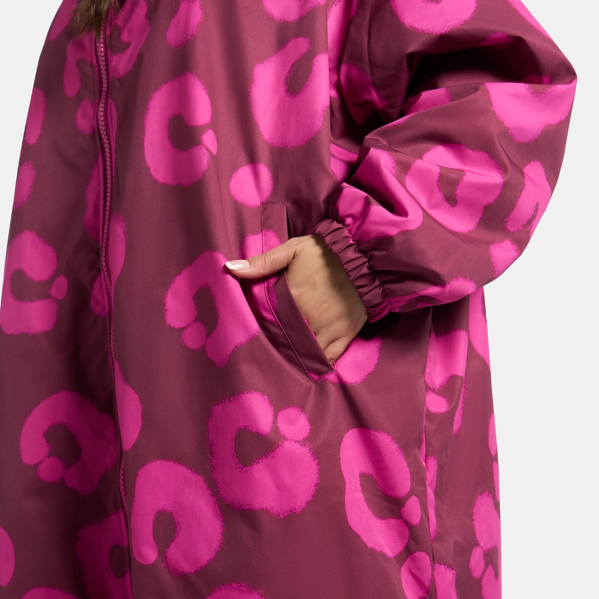 OHS Adults Water Resistant Leopard Print Sherpa Drying Robe - Burgundy/Pink>