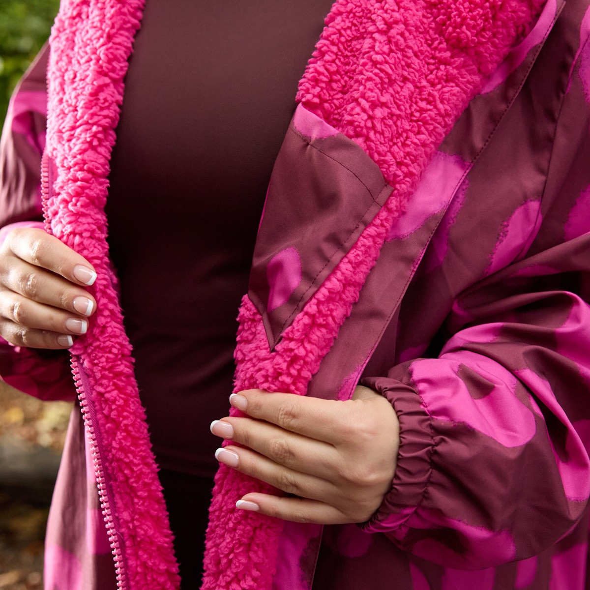 OHS Adults Water Resistant Leopard Print Sherpa Drying Robe - Burgundy/Pink>