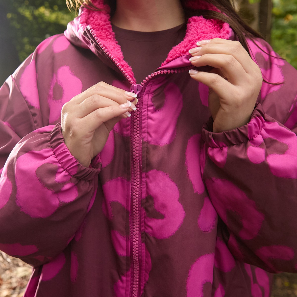 OHS Adults Water Resistant Leopard Print Sherpa Drying Robe - Burgundy/Pink>