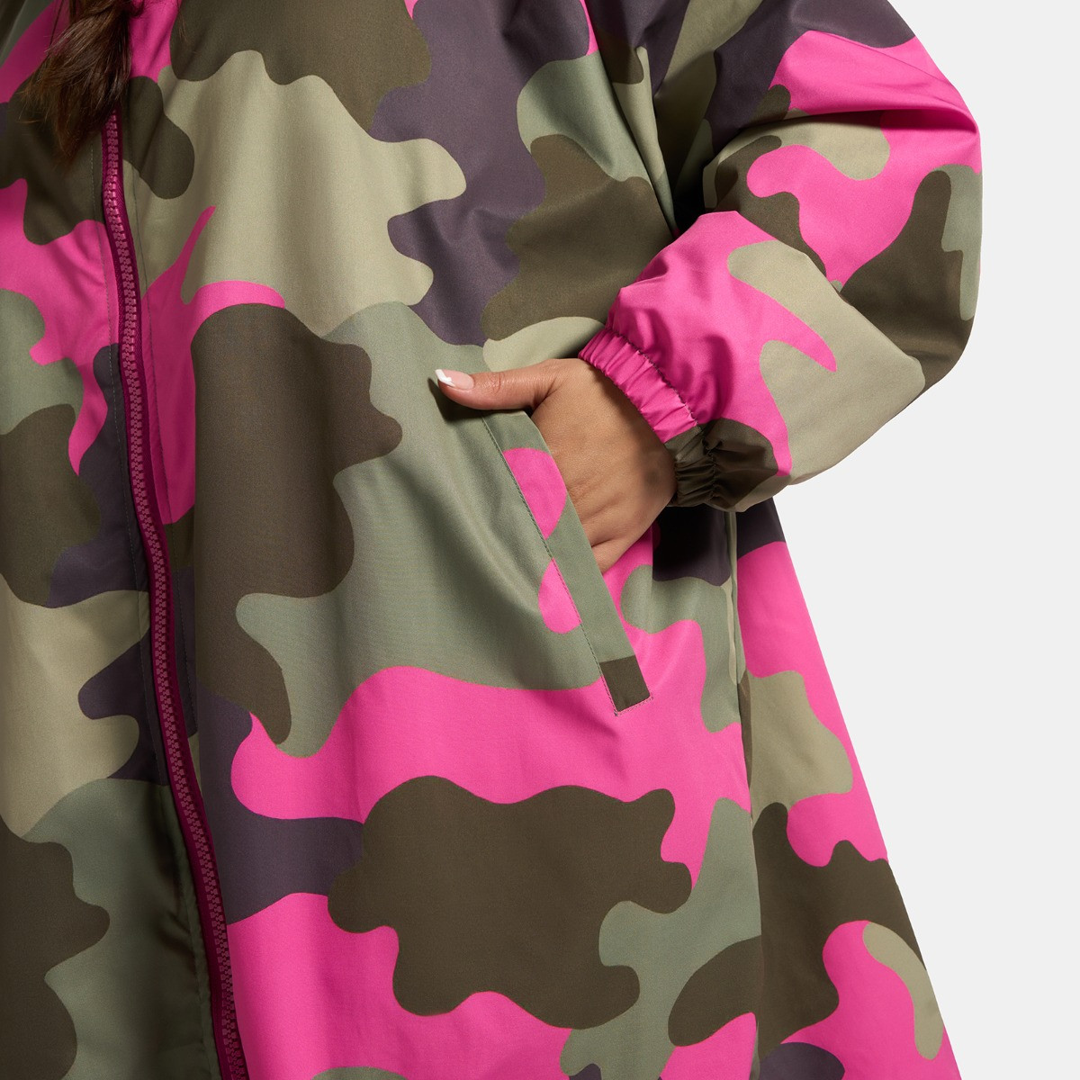 OHS Adults Water Resistant Camo Sherpa Drying Robe - Green/Pink>