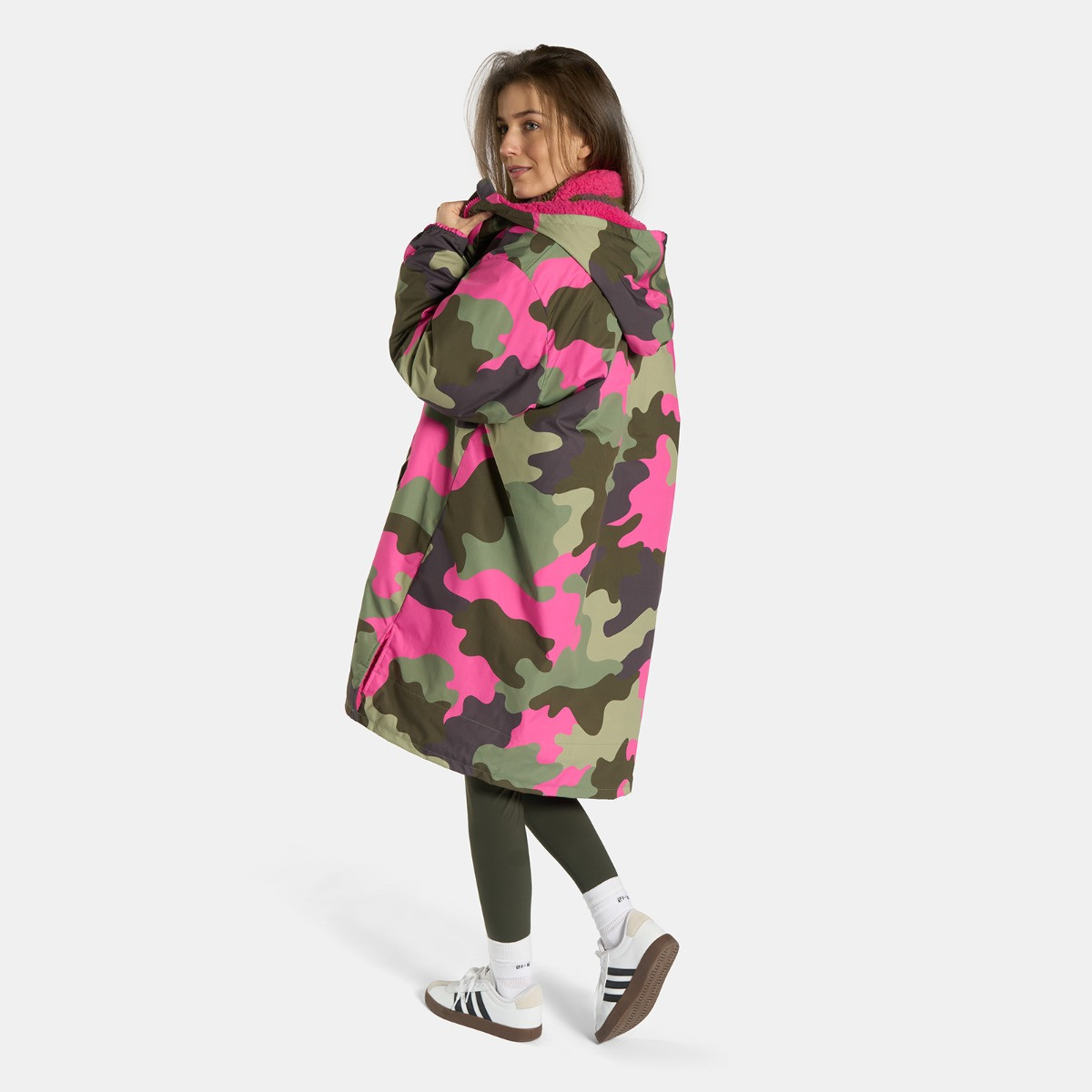 OHS Adults Water Resistant Camo Sherpa Drying Robe, Green/Pink - Small/Medium>
