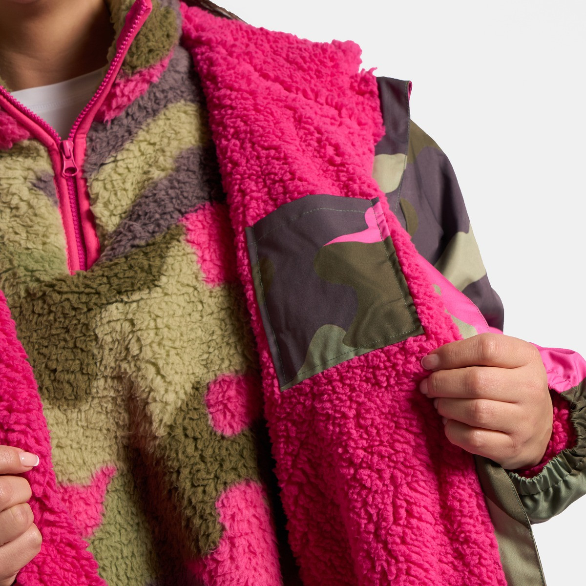 OHS Adults Water Resistant Camo Sherpa Drying Robe - Green/Pink>