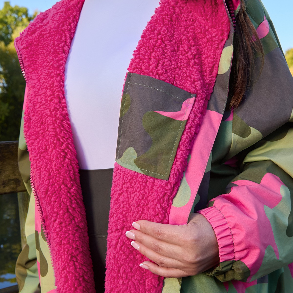 OHS Adults Water Resistant Camo Sherpa Drying Robe, Green/Pink - Large/Extra Large>