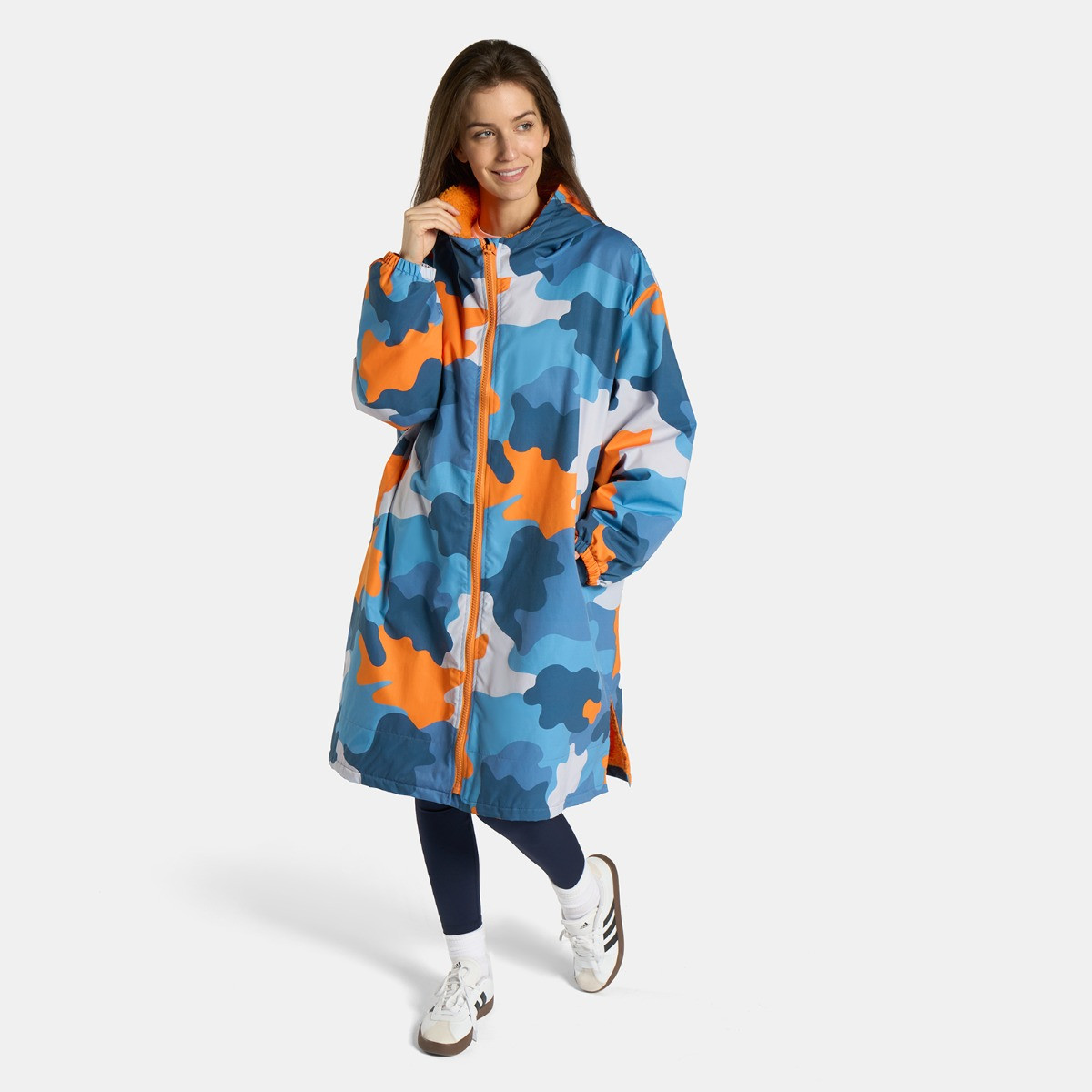 OHS Adults Water Resistant Camo Sherpa Drying Robe, Blue/Orange - Small/Medium>