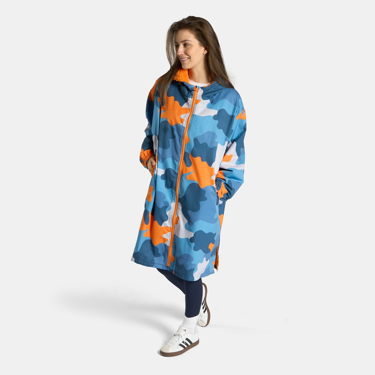 OHS Adults Water Resistant Camo Sherpa Drying Robe, Blue/Orange - Small/Medium>