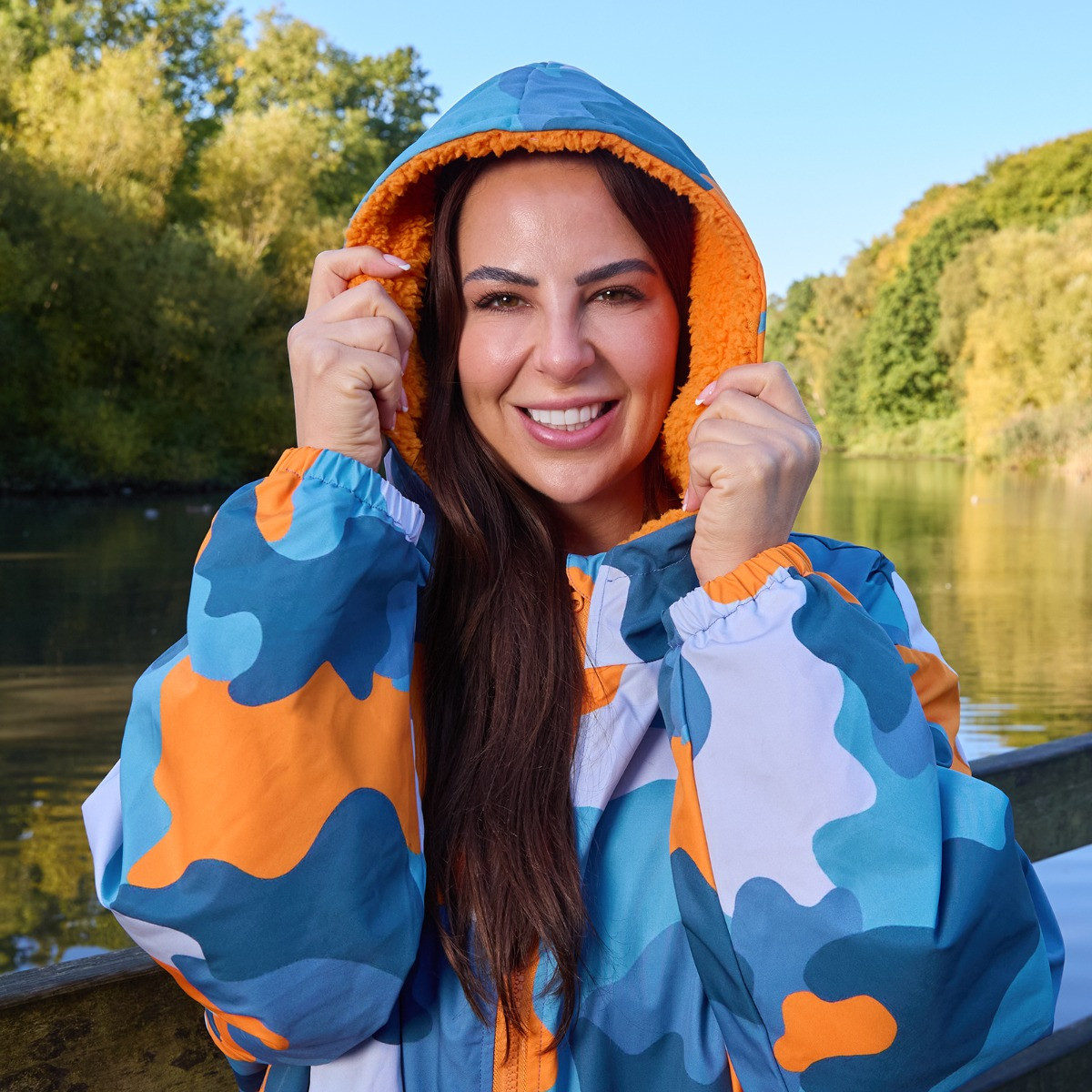 OHS Adults Water Resistant Camo Sherpa Drying Robe, Blue/Orange - Large/Extra Large>