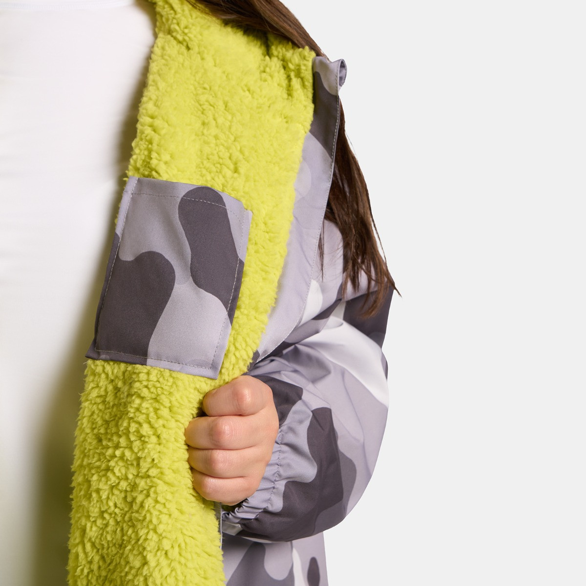 OHS Adults Water Resistant Camo Sherpa Drying Robe - Grey/Green>