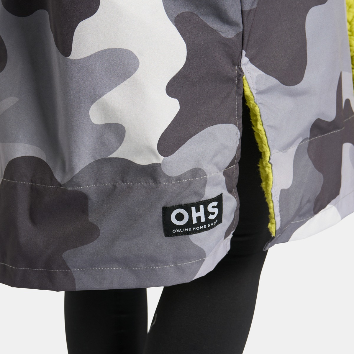 OHS Adults Water Resistant Camo Sherpa Drying Robe, Grey/Green - Small/Medium>