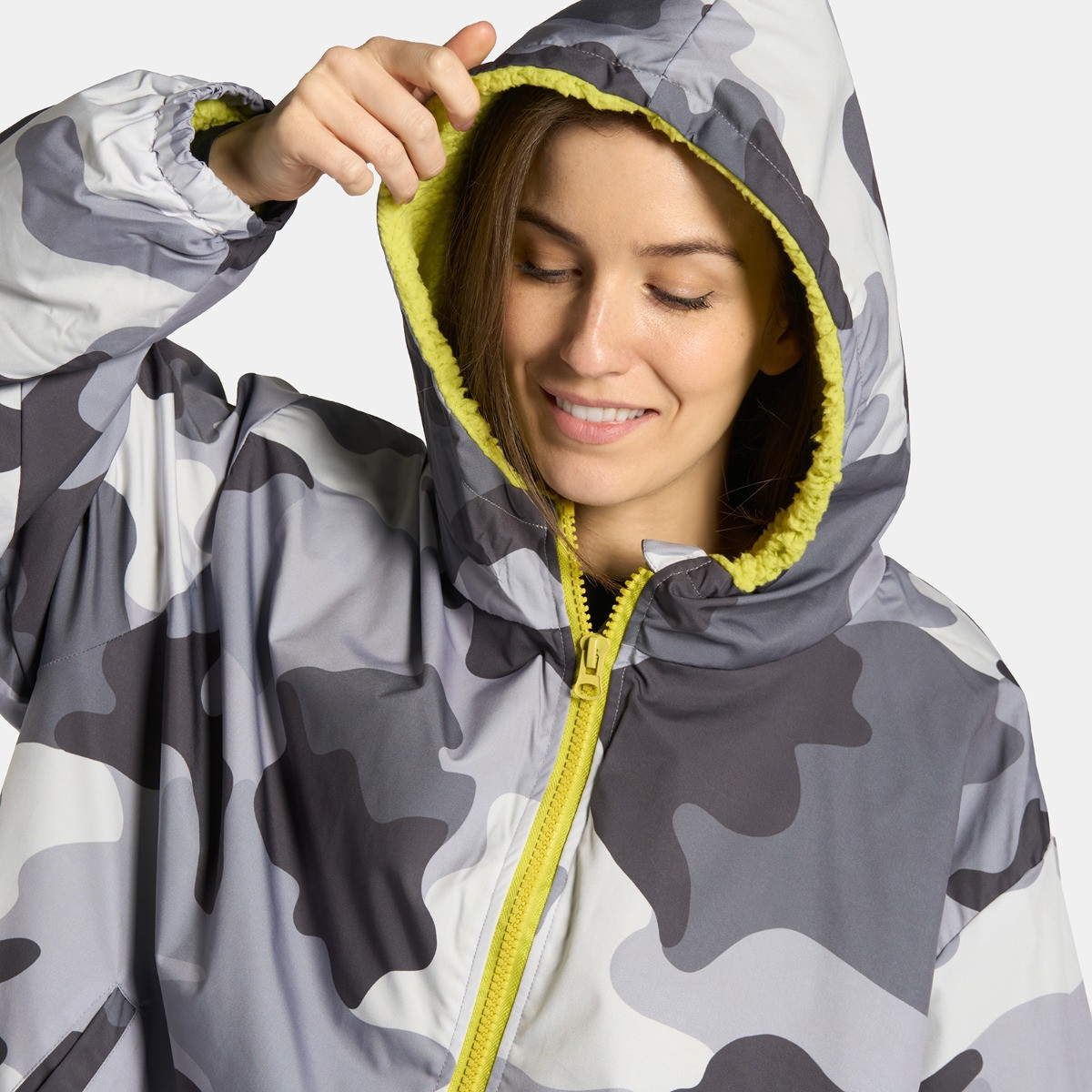OHS Adults Water Resistant Camo Sherpa Drying Robe, Grey/Green - Small/Medium>
