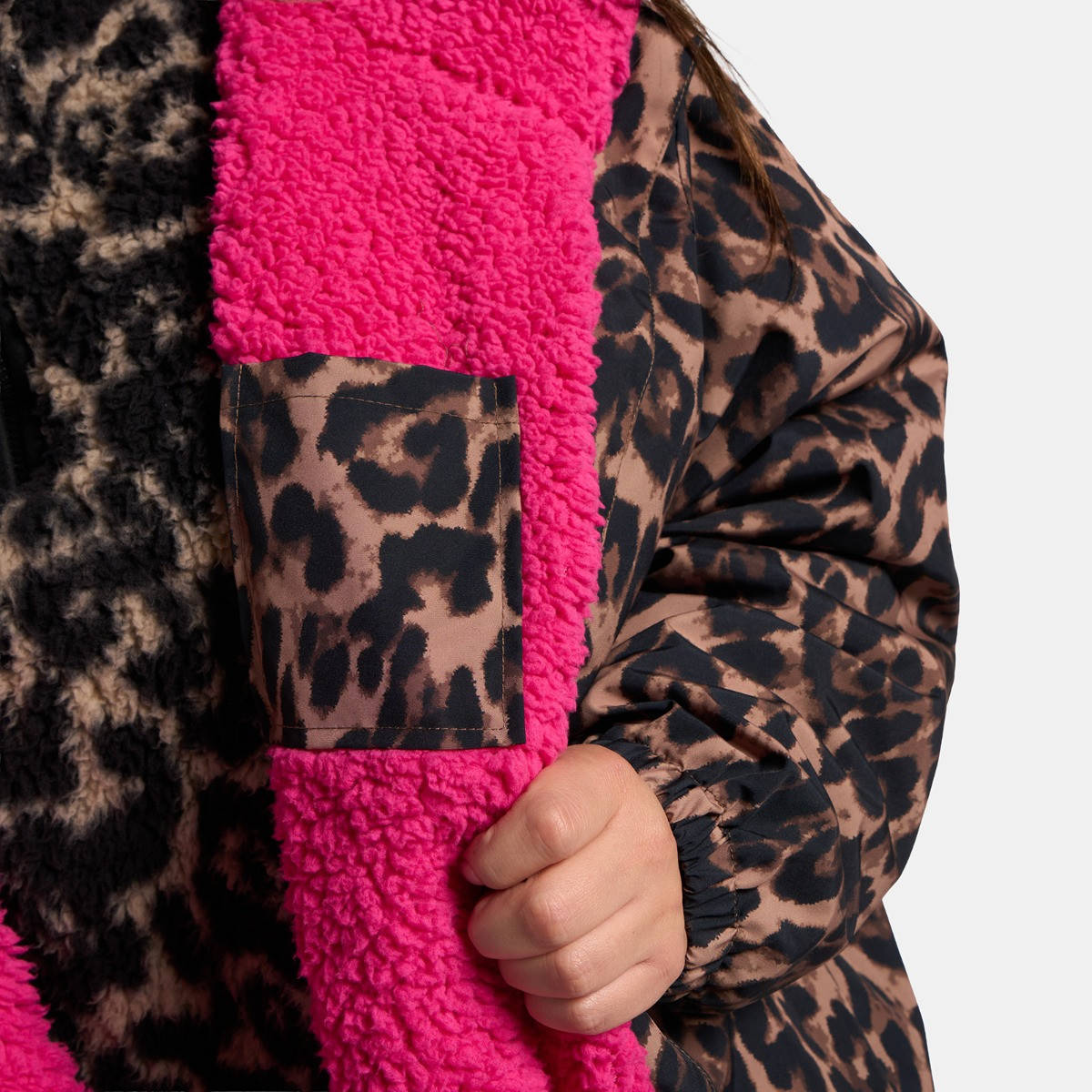 OHS Adults Water Resistant Leopard Print Sherpa Drying Robe - Natural/Pink>