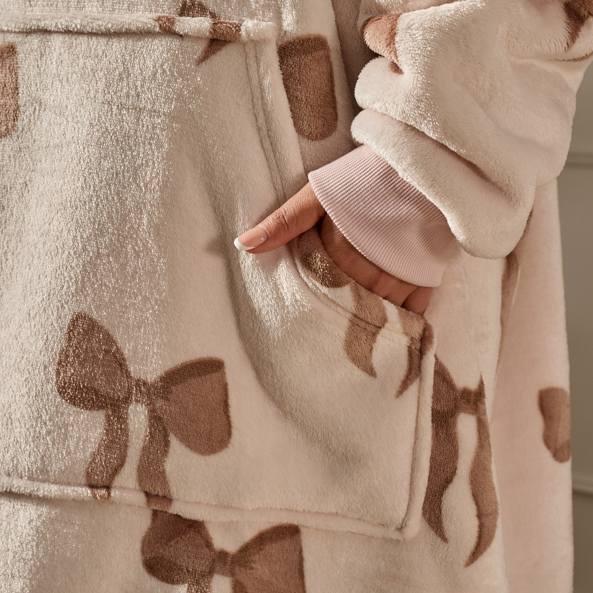 OHS Adults Bow Print Hoodie Blanket - Cream>
